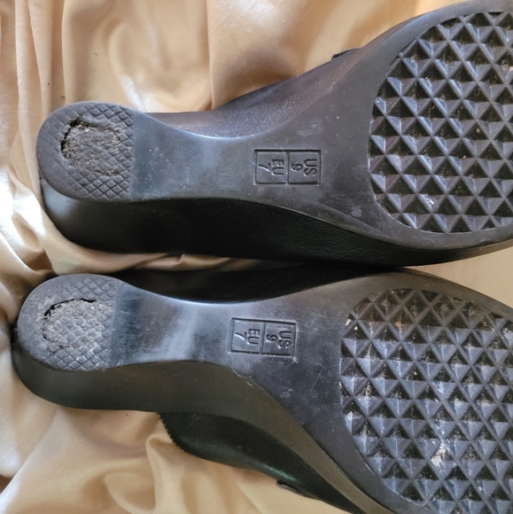 AEROSOLES BLACK LEATHER MULES - Picture 4 of 4